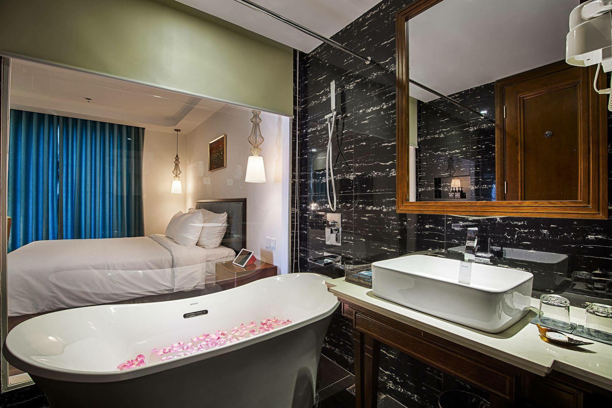 อดาลีน โฮเต็ล แอนด์ สวีท Hotel ดานัง ภายนอก รูปภาพ